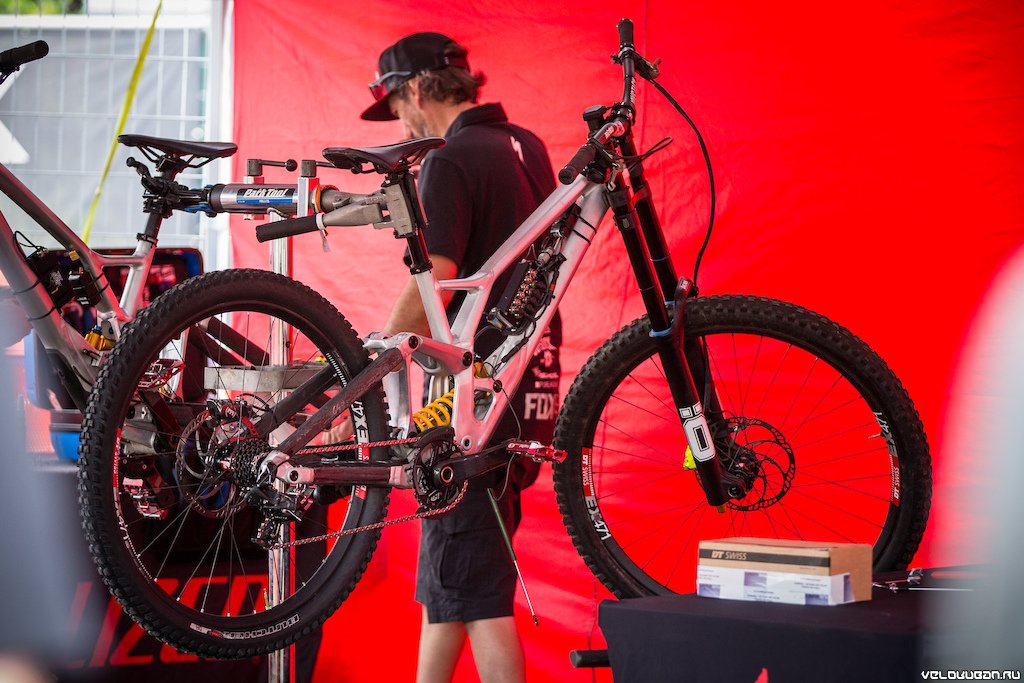 Spotted: прототип ‘Project Black’ 27.5/29 Specialized DH Bike — Crankworx Rotorua 2019, или «стритец